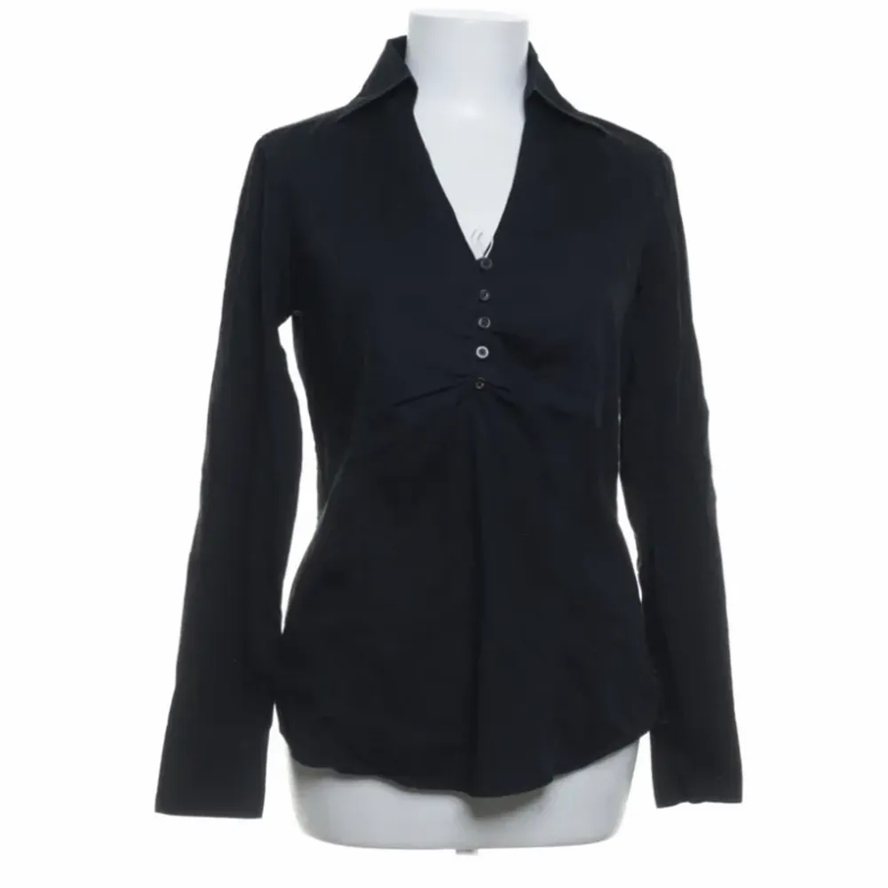 Jättesnygg svart skjorta köpt på Sellpy är från ESPRIT. Fint skick:) . Skjortor.