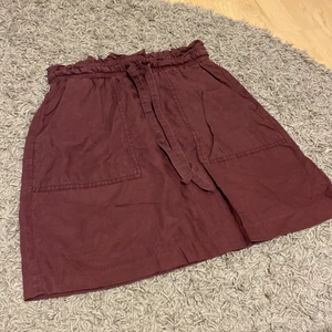 Vinröd kjol - Vinröd kjol med fickor😊