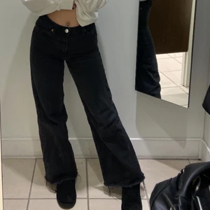 Petite jeans monki  - Säljer dessa petite mid rise jeansen från Monki då jag tröttnat på dom🥲 De är raka i modellen 🤍 