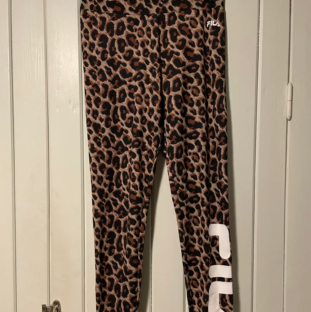 Leopard mönstrade fila tajts i storlek M. Det står fila stort på vänstra sidan ut av byx benet. Är i fint skick.. Jeans & Byxor.