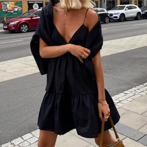 Klänning  - Säljer denna klänning från zara, bilden är lånad!! Frakten ingår inte i priset🤍 Buda eller köp direkt för 450kr+frakt