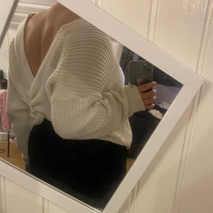 Stickad tröja med urringning i ryggen - Säljer denna skitsnygga stickade tröjan med en väldigt fin urringning i ryggen. Strl S