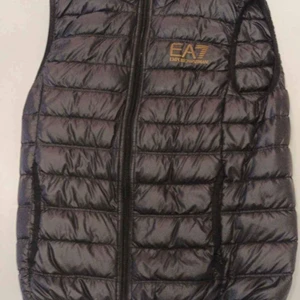 E7 EMPORIO ARMANI - vill sälja min E7 väst har inte haft den så länge. Det finns inte några skador på den. Storlek XS