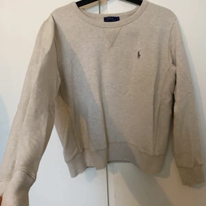 Ralph lauren tröja - En snygg beige tröja. Den är i storlek M men skulle mer säga att den är en S, därför skriver jag S som storlek. Skickas mot fraktkostnad eller möts gbg
