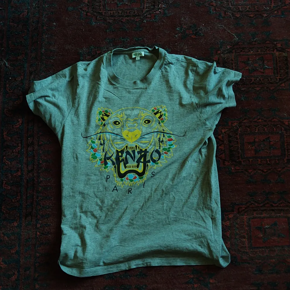 Säljer min fina Kenzo t-shirt köpt från NK. Storlek S men kan passa på personer med XS. T-shirts.