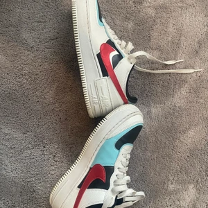 NIKE SHADOW AIR FORCE  - Säljer mina fina Nike skor för att jag har så mycket skor som jag inte får användning för! Jättefint skick och sparsamt använda. Jag är annars en 39, men dessa passade mig perfekt! Kunden står för frakt 