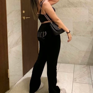 JUICY COUTURE BYXOR SVART - Mjuka och sköna byxor, sexiga och eftersom att de är svarta så behövs inte kofta då man kan matcha med massa andra plagg. Jag är 161 cm och då är lite långa på mig.