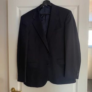 Kavaj - Mörkblå kavaj från Nino Danieli i storlek 52 (herr storlek)