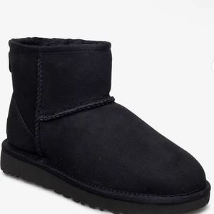 svarta uggs - ⚠️Första bilden är lånad⚠️.                Ett par jättefina uggs som inte är använda en ända gång då vi råkade köpa två stycken av samma storlek, man får också med kartongen som uggsen ska ligga i.