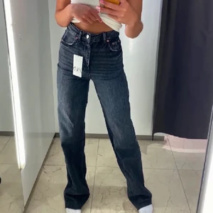 Zara jeans  - Säljer dessa jeansen från zara. Modellen heter 90s high Waist. Mörk grå/svart färg. Fint skick och passar mig som är 170 ca men passar både kortare och längre. Dom är slutsålda och finns inte att köpa längre på hemsidan. Dem är i 36⭐️