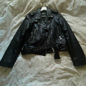 Skinnjacka från Zara - INTRESSEKOLL på min skitfina jacka från Zara i storlek S! Köpte för 1500 och säljer för 500💞