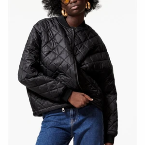 ZARA waterproof bomber jacka  - Så fin jacka som är slutsåld på Zara webbsidan. Jag har knappt använt den (typ 2/3 gånger). Det är inte riktigt min stil därför säljer jag den. Perfekt nu till våren. Storlek XS men passar bra till S också eftersom den är oversize (jag brukar ha S). Köparen står för frakten. Jag köpte den för 559 kr så tycker att 200 kr är en bra pris men kan såklart gå överens. 😊