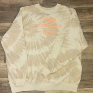 Beige tiedye sweatshirt med orange text i strl xs💕 Shawn Mendes kollektion från h&m divided! Säljer eftersom den inte används💕 Skriv för intresse!