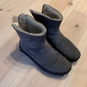 Bally och Shepherd-liknande skor från Clarks originals. Fodrade; supervarma och sköna. Strl 35. Köpta för ca 1100 kr förra vintern. 