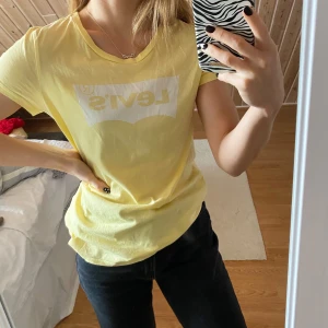 Levis T-shirt  - Ljusgul T-shirt ifrån Levis, i storlek S i nyskick! Hör av er vid frågor💛 