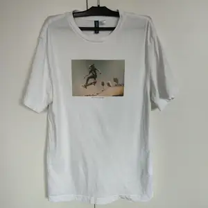 Jag säljer den här fina t-shirten i manlig storlek XS. Den är i jättebra skick men jag använder inte den längre. ✨Köparen står för frakt.✨