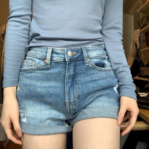 Söta denimshorts - Oanvända high waist jeans shorts från HM, köpta förra sommaren. Man kan vika up dem som i första bilden eller ha dem nere för desired längd💙💙