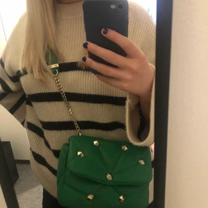 Grön väska  - Säljer min gröna väska med nitar från Zara. Har endast använt den några gånger💕