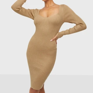 stickad klänning - Intressekoll på stickad klänning från Nelly i en mörkare beige färg!! Använd 1 gång så precis som nyskick🤍 Storlek S & sitter som på bilden på mig som är XS/S! Den är otroligt stretchig så den passar även en medium💛 Nypris: 399kr, jag tänker mig för 230kr + frakt 🌸 (kan absolut skicka egna bilder om intresse finns)