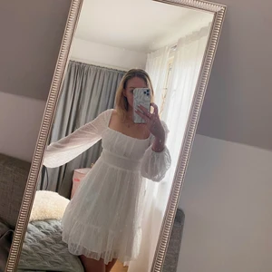 Vit klänning - Säljer min vita klänning som inte blivit använd då den tyvärr inte passar mig💖 perfekt klänning till studenten/ skolavslutningen. Storleken är M men skulle mer säga att den passar S, S/M 💖 kontakta mig om ni vill ha fler bilder 🥰🙌🏼