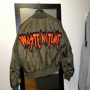 Häftig bomberjacka 💕 - Säljer denna ascoola bomberjacka då den aldrig kommer till användning och aldrig gjort. Köpt på bikbok nypris 500kr. Köparen står för frakt! 😊