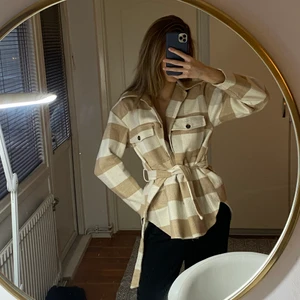 Rutig Beige Kappa - Lagom varm och fin kappa till sommar/vår. Köpt från boohoo för 400kr och har använts 1-2 ggr. Hör av er om ni har några frågor!💗