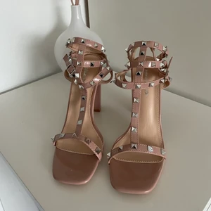 Klackar med nitar - Ett par jättefina klackar i beige med nitar! Klackarna är från ASOS och är aldrig använda. Storlek 39 men är något små i storleken. Klackhöjd 11 cm