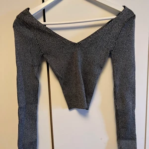 Glitter topp  - En supersnygg figursydd topp, går att ha över axlarna eller som offshoulder. Använd 1 gång. Super stretchigt material.