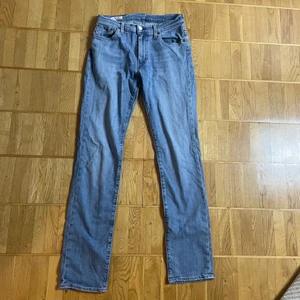 Snygga Levi’s jeans i bra skick! - Ett par jättefina Levi’s jeans i bra skick. Passformen är lite bootcuttad. Storlek 30! Pris kan självklart diskuteras☺️