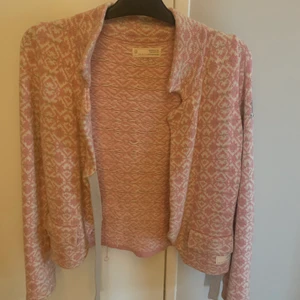 odd molly kofta - En odd molly kofta som inte är mycket använd, köpt 1600kr och är som i nyskick, säljer då den inte kommer till användning