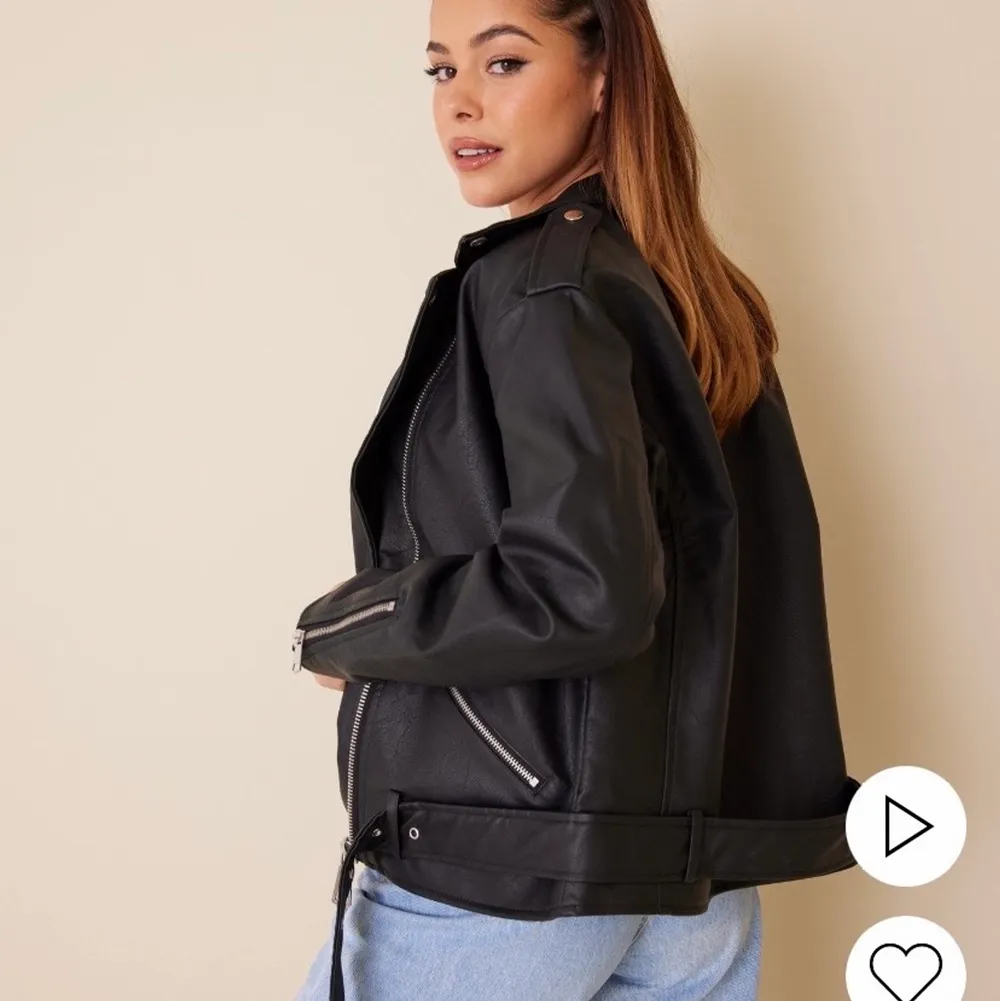 Storlek 38 och den är oversized på mig, skit snygg att ha på en utekväll tex. Inte använt så mycket så den är som ny. Jackor.