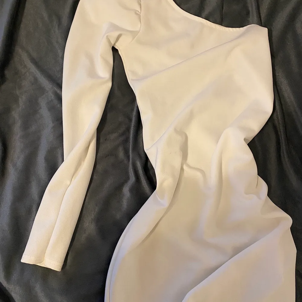 Säljer min vita one sleeve dress i strl S. Klänningen passar även någon som är M. Klänningen är köpt på i saw it first för 300. Säljer den pga flytt. Använd 2 gånger. . Klänningar.