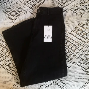 Zara Jeans - Svarta vida zara jeans aldrig använda. Ganska korta, jag är 160 cm och dom slutar vid mina fötter. Är i strl 38 men sitter som 36or.