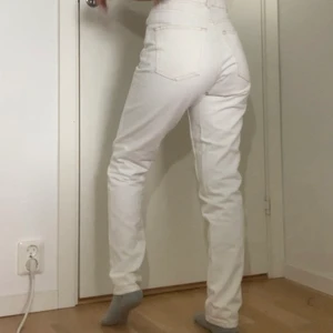 Vita TopShop Mom Jeans - Vita jeans från topshop med kontrast stitch i brun, superfina till sommaren