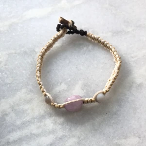 Makramé armband  - Handgjort makramé armband gjort av beige och vit vaxad bomullstråd, Botswana agat och Kunzit. Alla kristaller jag säljer är äkta. ( 18 cm ) Frakt: 12kr 🦋
