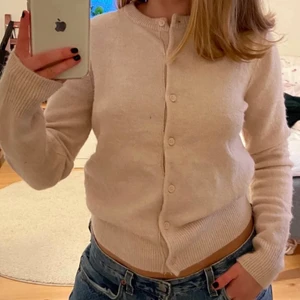 Stickad kofta - Kofta sparsamt använd, köpt här på Plick. Plagget är i ny skick. Lånade bilder av hon jag köpte av!❤️