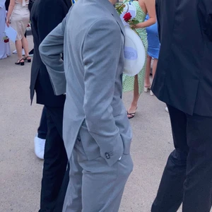 Grå Riley Kostym Srl 46  - Kostym i fint skick, använt fåtal gånger. Ord pris 1999kr.    Detta tillkommer: KAVAJ, Kostymbyxor och vit skjorta tillkommer gratis i Srl XS från Dressman 