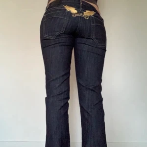 Lågmidjade Robins jeans - Säljer dessa jättesnygga lågmidjade robinsjeans då de inte passade mig. Köpta här på plick och de är i jättebraskick!  De sitter som straighbootcut. Jag är 161cm lång. Midjemåttet på de är 78cm och innerbenslängden är 82cm :) Kontakta mig vid fler frågor <333 ( första två bilderna är lånade ) 