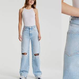 Nya Idun Wide Jeans från Gina Tricot. Endast testade men var lite för kort för mig som är 180 cm lång. Storlek 42 men passar även 40. Slut på hemsidan. Pris 250 kr inklusive frakt 💕⭐️