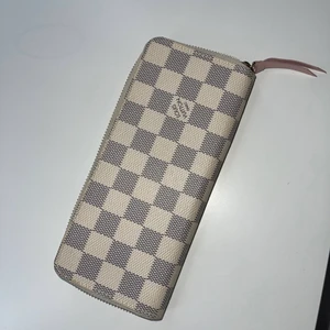 Louis Vuitton plånbok - Louis Vuitton CLÉMENCE WALLET köpt på Louis Vuitton i Köpenhamn Augusti 2018. Använd endast ett par gånger så den ser ut som en helt ny.