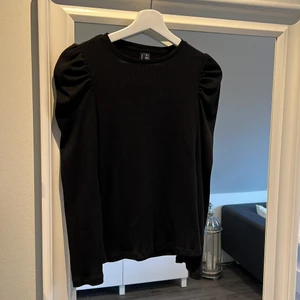 Tröja med puffärm  - Svart ribbad tröja med diskret puffärm. Aldrig använd. Köpare står för eventuell frakt ❤️‍🔥🥳