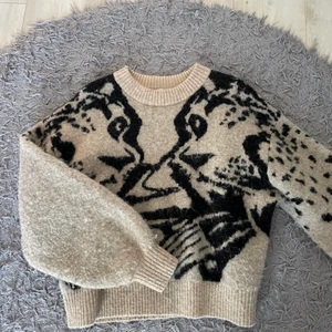 Stickad tröja! - Säljer denna supersöta stickade tröja ifrån &otherstories. Den är endast använd ett fåtal gånger, den är i stl S men skulle säga att den absolut passar M med! Köparen står för frakt💕