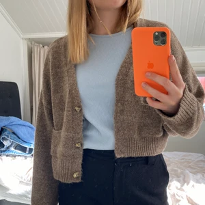 Beige/brun cardigan - Beige/brun cardigan i kortare modell. Knappt använd och är i fint sick. 🤎