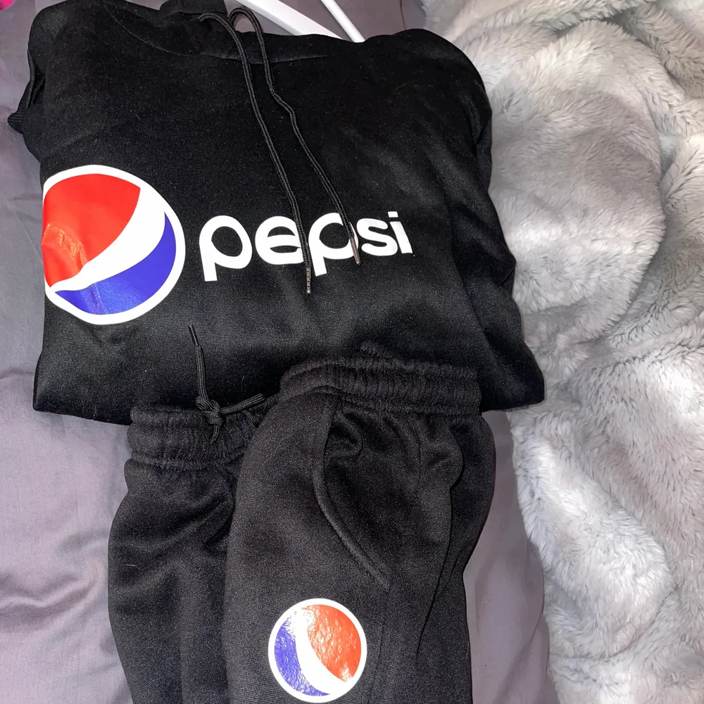 Pepsi set från wish XL i det men känns som Medium. . Hoodies.