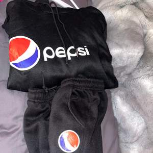 Pepsi set från wish XL i det men känns som Medium. 