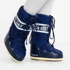 Moon boots - Moon boots i marinblå! Knappt använda så i fint skick! Dessa är slut överallt vad jag vet!  FRAKTEN LIGGER PÅ 100kr!‼️ Köp direkt via appen! Annars skriv vid frågor! Frakt tillkommer alltid! 