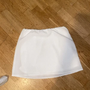 Vit kjol - Säljer min fina vita kjol som tyvärr endast kommit till användning 2-3 gånger. Sitter superfint på (inte tajt). 