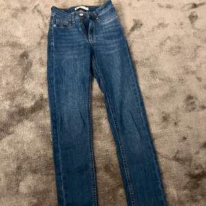 Skinny jeans, ljusblåa i storlek XS