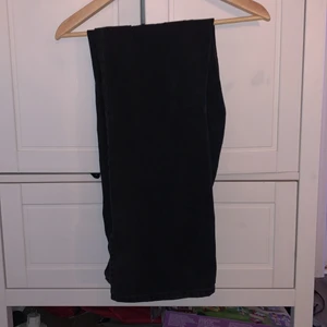 Svarta jeans med slits nertill  - Säljer nu dessa fina jeans i en urtvättad svart nyans. Använda Max 10 ggr. Raka i modellen med slits nertill. Loose Straight high waiste jeans. Köptes för 399kr och säljes för 250kr + frakt