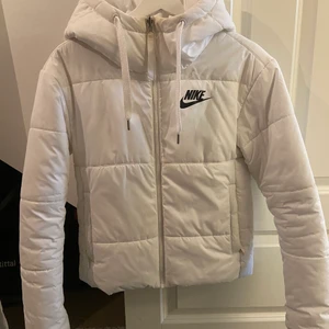 Nike - Jacka från Nike i storlek XS. Jackan är i fint skick och bara använd ett fåtal gånger. Köptes för runt 1000kr men säljer för 300kr. Pris kan diskuteras. Köparen står för frakten!